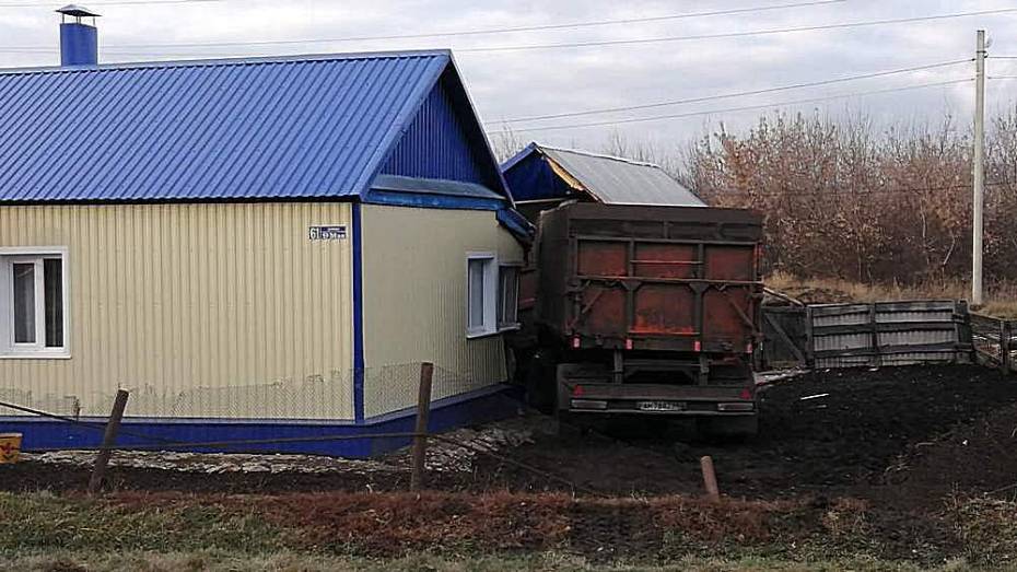 В Воронежской области КамАЗ без водителя снес часть дома и сломал гараж