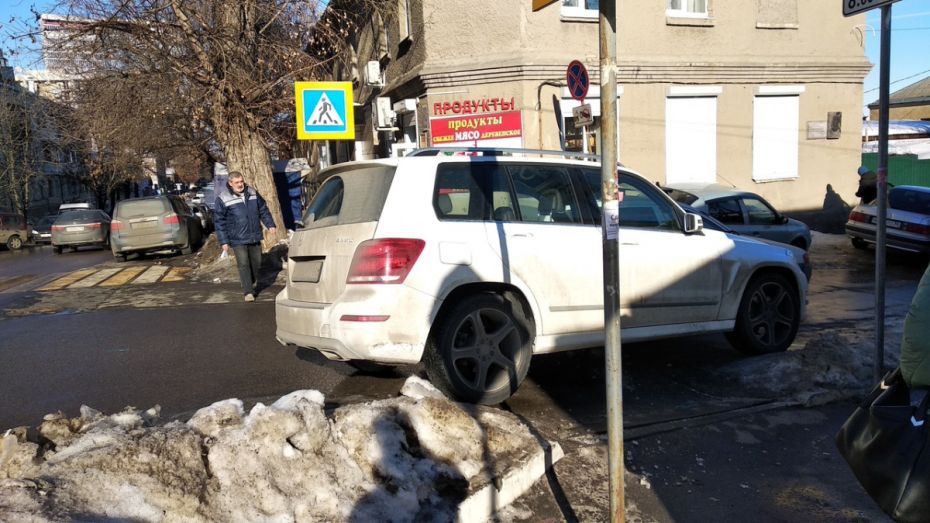 В Воронеже автохама на Mercedes-Benz оштрафовали после поста в соцсети