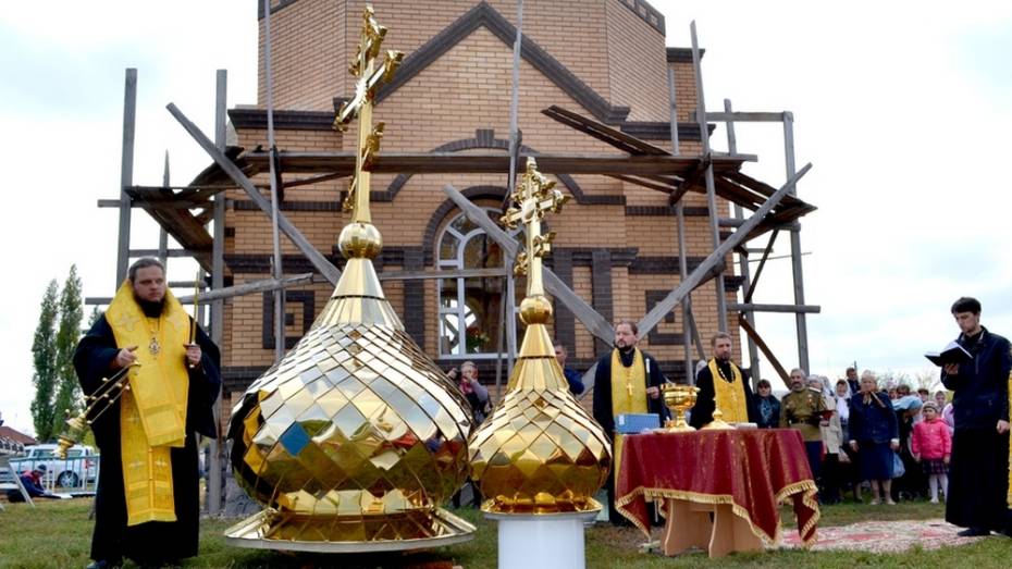 В Бутурлиновке освятили купол и крест строящейся часовни Успения Богородицы