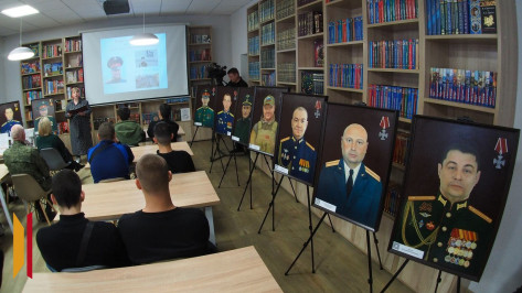 «Их имена с нами»: в воронежской библиотеке на уроке мужества презентовали выставку картин памяти героев СВО