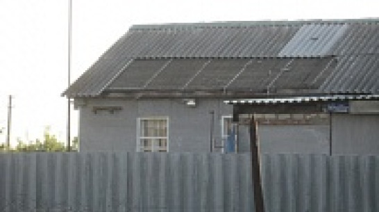 В поселке Нижнедевицкого района ураганный ветер сорвал шифер с крыши дома