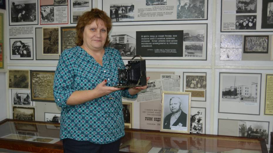 Россошанец подарил краеведческому музею старинный фотоаппарат-гармошку