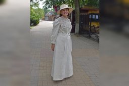 Жительница Лисок сшила платье из 100-летней льняной ткани