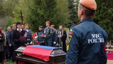 В Воронеже простились с погибшим на пожаре в Москве спасателем