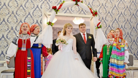 Бутурлиновских молодоженов поздравили обрядовыми песнями русской свадьбы