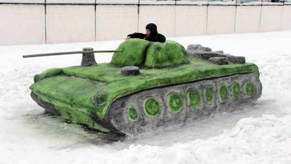 В Боброве воспитанники колонии вылепили из снега 6-метровый танк
