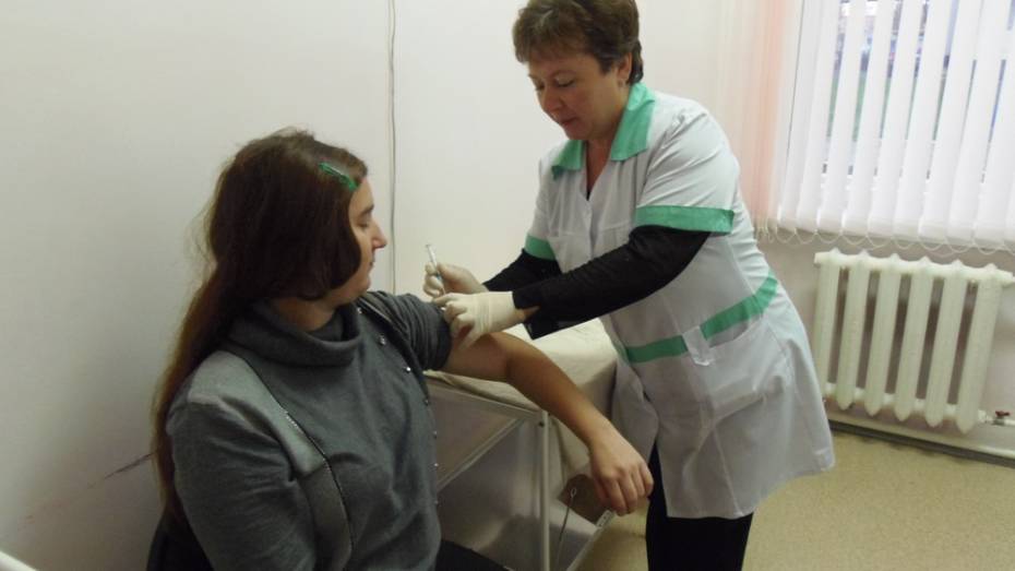 В Верхнемамонском районе от вируса гриппа привили 812 человек