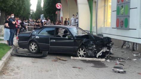 Toyota врезалась в пешеходов на Ленинском проспекте в Воронеже