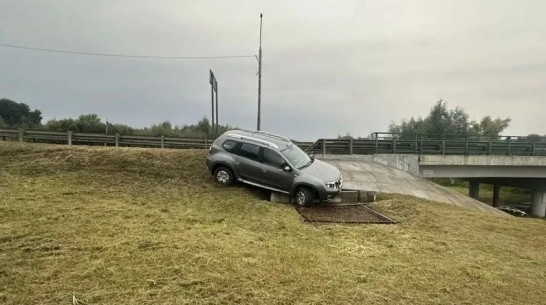В Воронежской области 76-летний мужчина на Nissan врезался в железобетонную плиту и погиб