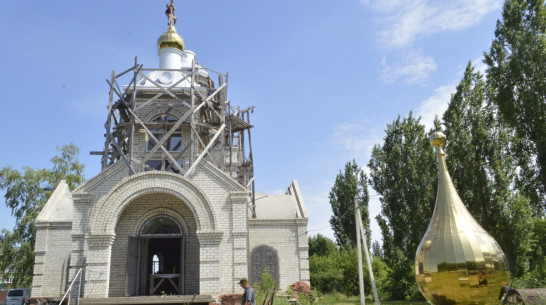 В новоусманском поселке установили купола с крестами на храме Казанской иконы Божией матери
