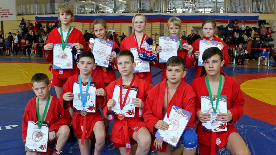 Таловские самбисты завоевали 7 золотых медалей на межрегиональном турнире