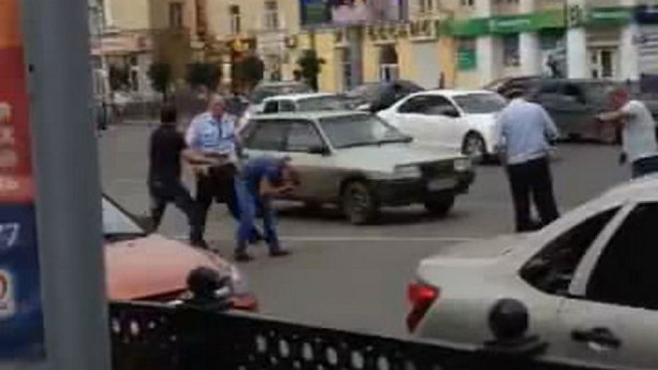 Следователи попросили откликнуться очевидцев драки с полицейскими в центре Воронежа 