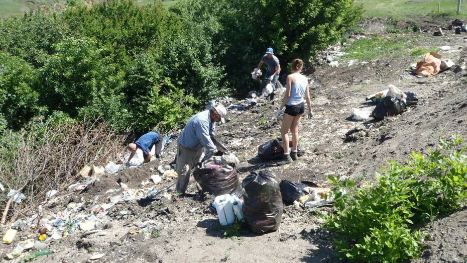 В Хохольском районе добровольцы вывезли с придорожной свалки 55 мешков мусора
