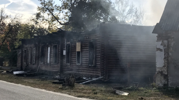 Рядом со сгоревшей старинной школой под Воронежем вновь начался пожар