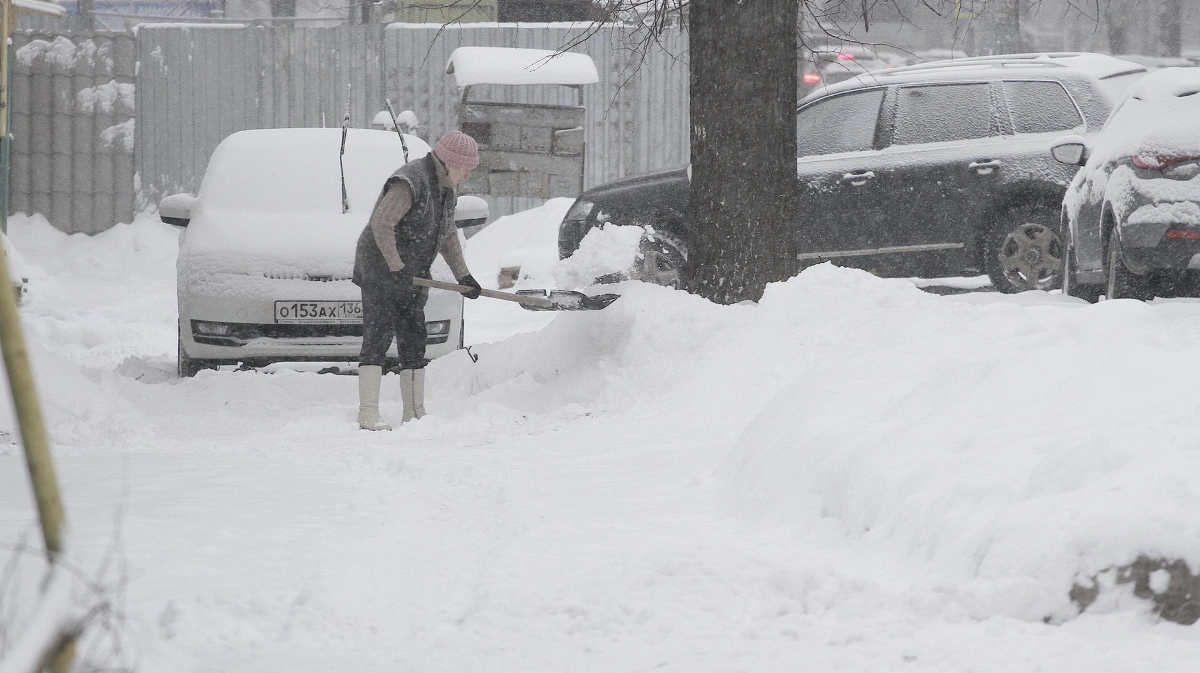 последний сугроб. камаз по снегу. дорога в снегу воронеж. снег в воронеже сегодня. снег в прохладном.