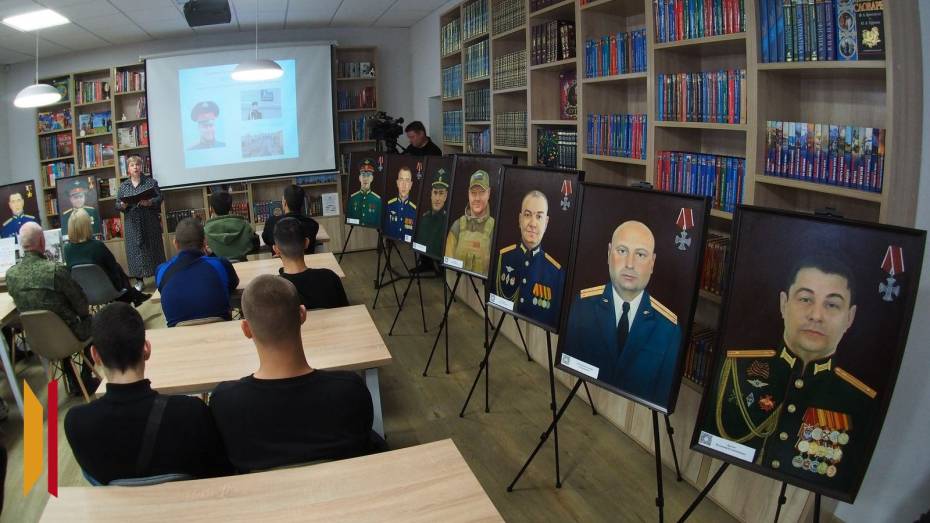 «Их имена с нами»: в воронежской библиотеке на уроке мужества презентовали выставку картин памяти героев СВО
