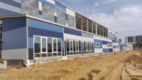 Строительство футбольного манежа возобновилось в воронежском Шилово в рамках нацпроекта
