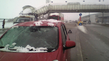 Снежный ком разбил лобовое стекло машины на въезде в Воронеж