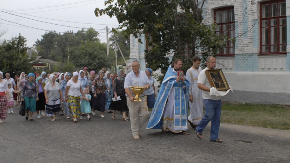 Калачеевцы отметили праздник Успения Богоматери крестным ходом и совместной трапезой