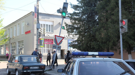 В центре Боброва автомобиль врезался в светофор 