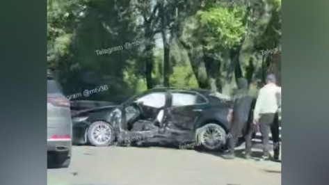 В Воронеже в ДТП с Geely и Toyota пострадал мужчина: видео