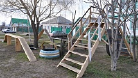 Житель павловского села построил для своей собаки тренировочную площадку