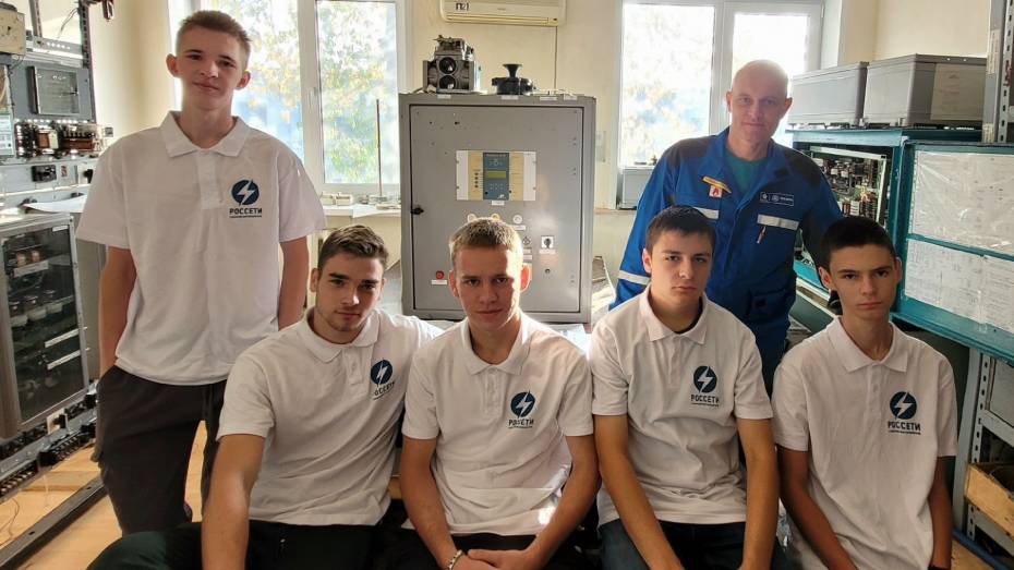 Специалисты «Воронежэнерго» помогают студентам осваивать практические профессиональные навыки