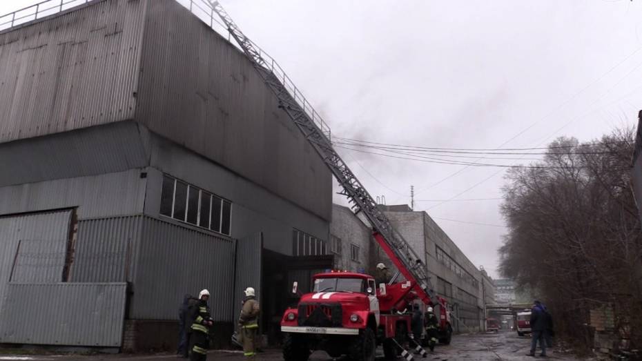 В центре Воронежа загорелся склад с лакокрасочной продукцией