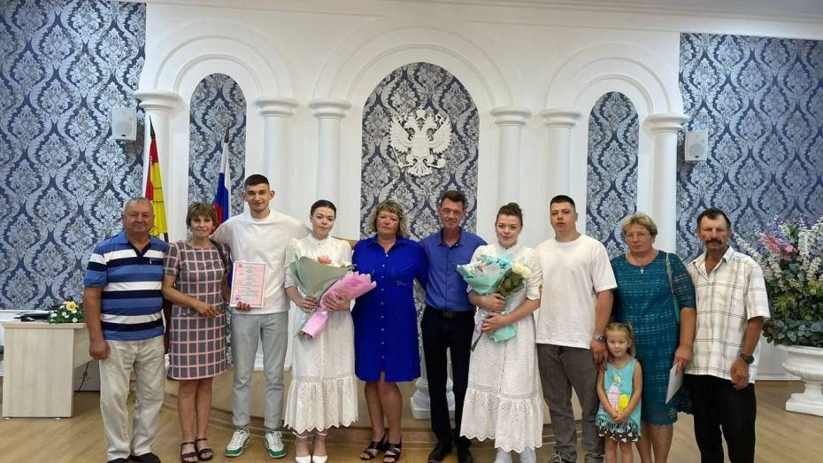 Сестры-близнецы вышли замуж в один день в Воронежской области