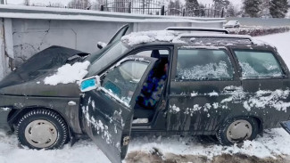 В Воронежской области «Лада» врезалась в бетонное ограждение, водитель погиб