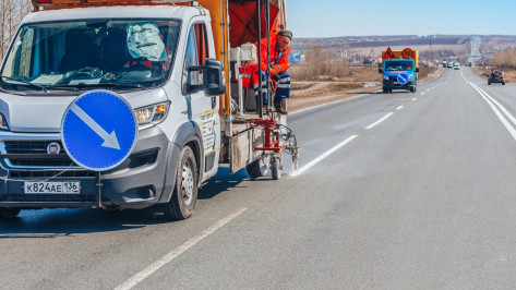 На трассах Воронежской области приступили к обновлению разметки