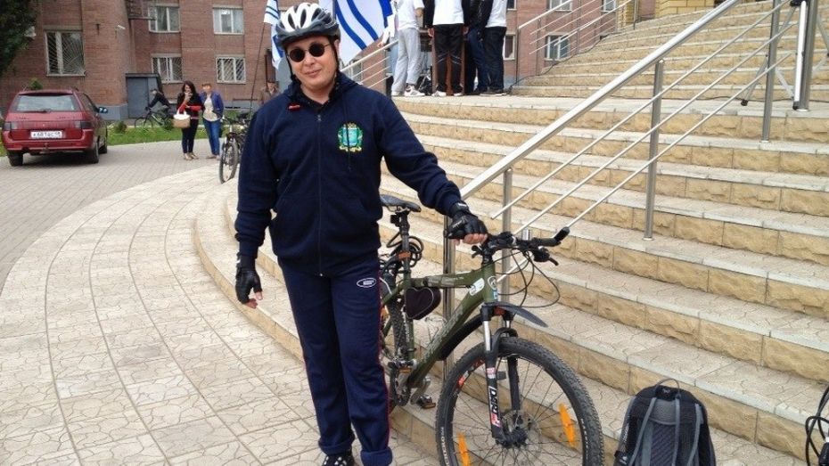После велопробега ректор ВГУ Дмитрий Ендовицкий пообещал к весне установить велопарковки в студгородке на памятнике Славы
