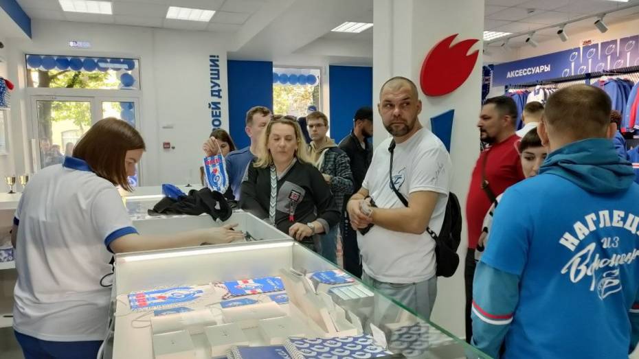 «Факел» открыл флагманский фан-шоп в центре Воронежа