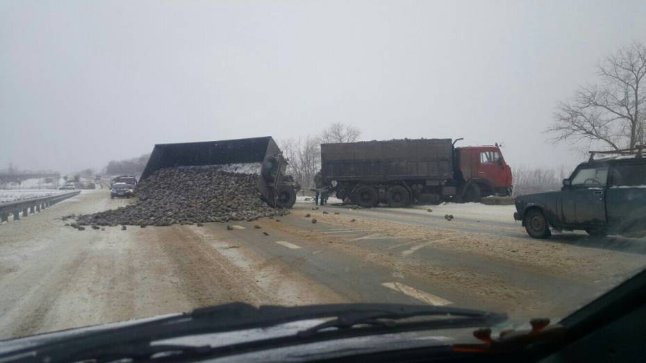 В ДТП со свекловозом под Воронежем погибла пенсионерка