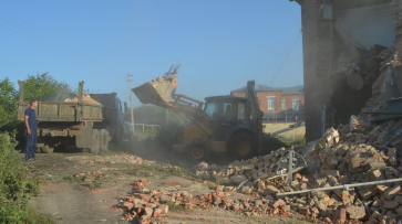 В нижнедевицком поселке демонтируют разрушенный от взрыва газа дом