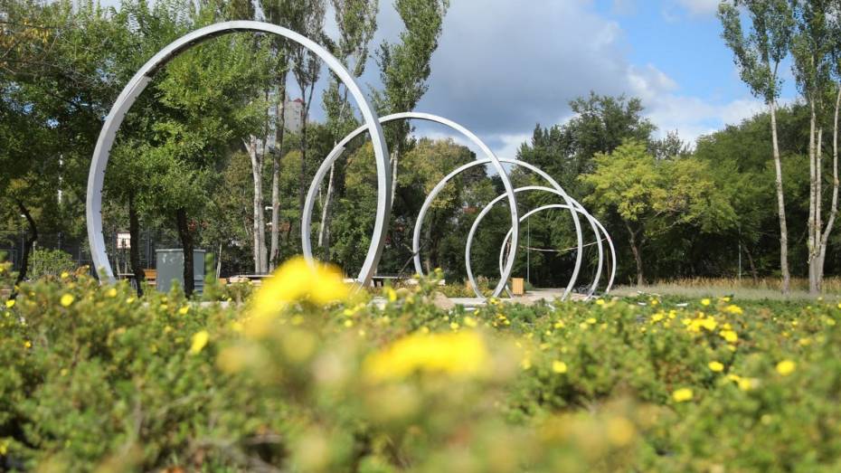 На Петровской набережной в Воронеже установили охлаждающие арки