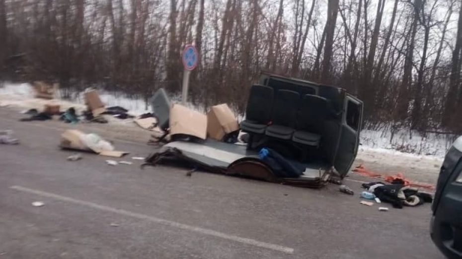 Соцсети: машина военных с гумпомощью разбилась под Воронежем