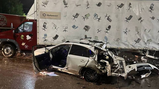 Водитель Subaru Impreza пострадал в жестком ДТП с грузовиком под Воронежем