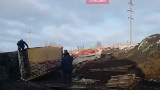 В Воронежской области груженная консервами фура врезалась в пассажирский автобус