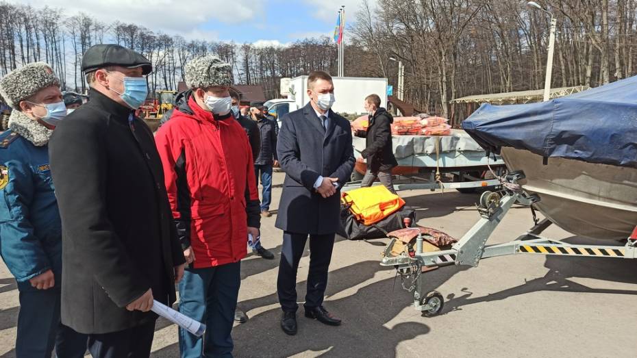 Ревизоры центрального аппарата МЧС России оценили готовность новоусманских спасателей
