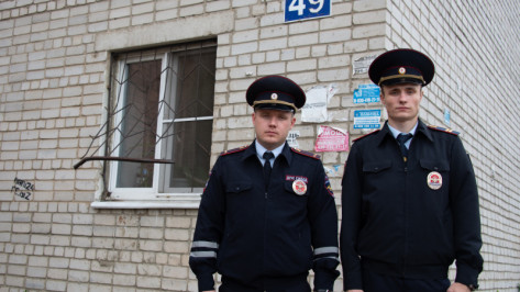Воронежские полицейские спасли из огня бабушку с 2 малолетними внучками