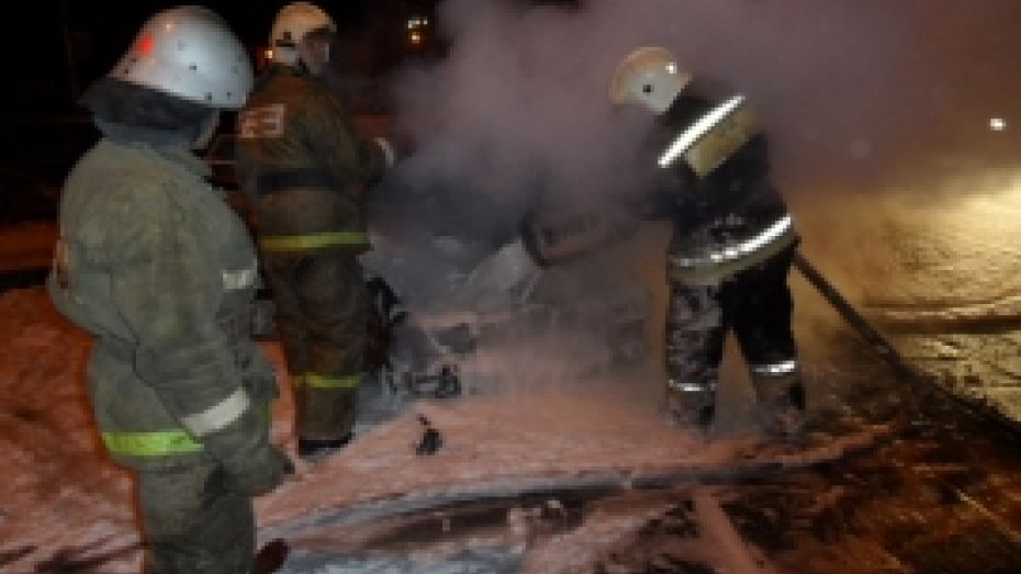 В Коминтерновском районе Воронежа сгорел BMW X6