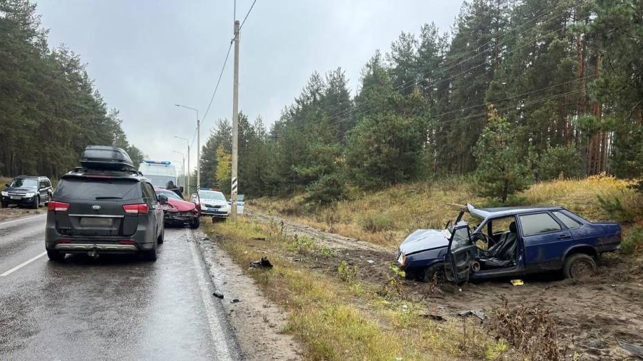 В Воронеже столкнулись три автомобиля: пострадали четыре человека