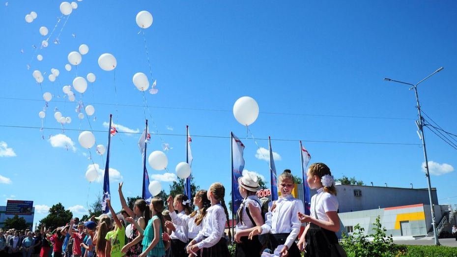 Бутурлиновские школьники запустили в небо 100 воздушных шаров в День памяти и скорби