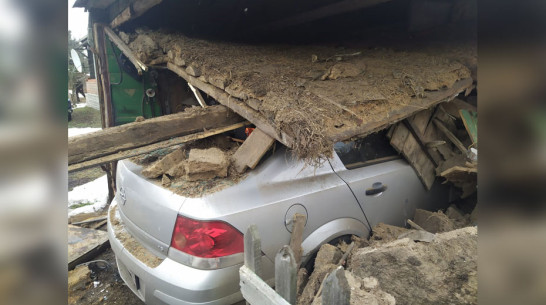 В Воронежской области пьяный водитель на иномарке протаранил гараж