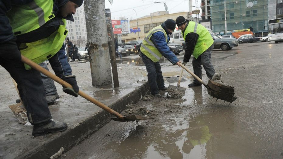 Мэр Воронежа пригрозил коммунальщикам «кадровыми решениями» из-за плохой уборки улиц
