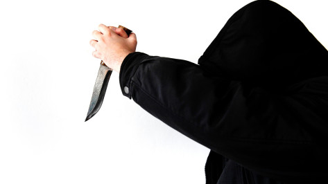 Разбойник ворвался в офис и угрожал 52-летнему воронежцу ножом