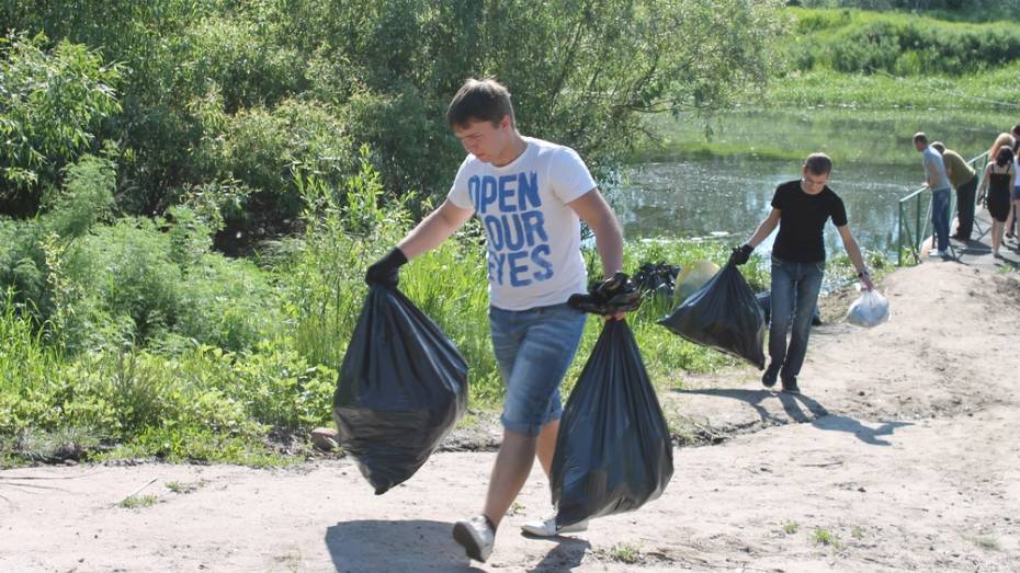 В Борисоглебске студенты собрали 500 мешков мусора на берегах Вороны