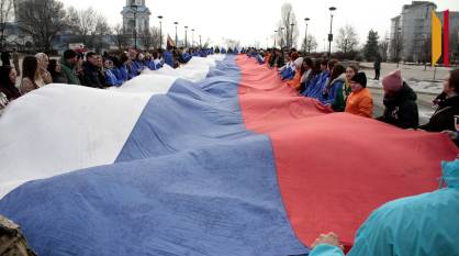 «Мы вместе навсегда»: в Воронеже развернули 50-метровый триколор в честь Дня воссоединения Крыма с Россией