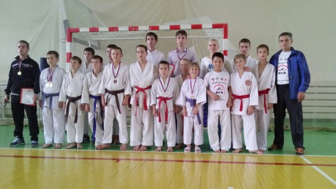 Хохольские школьники завоевали 20 медалей на областных соревнованиях по каратэ